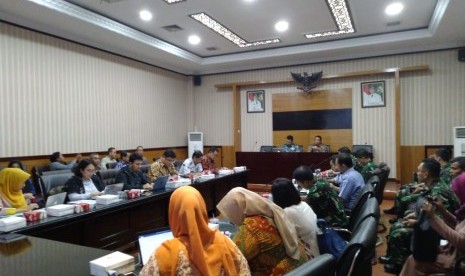 Kabid Kerjasama Bilateral Amerika, Kemkopolhukam, Bambang Pramushinto usai rapat koordinasi (rakor) antara Pemerintah Provinsi Banten bersama Kemenkopolhukam terkait penanganan kerangka kapal USS Houston di laut Banten, Kamis (27/2). 