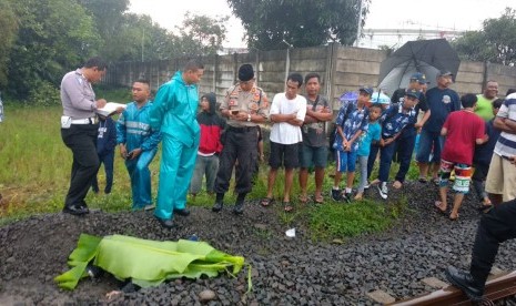 Polisi mengevakuasi korban meninggal dunia tertabrak kereta api di Kelurahan Sukanagara, Kecamatan Purbaratu, Kota Tasikmalaya, Kamis (27/2). 