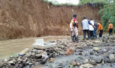 Makam di Kampung Nangerang, RT/RW 03/06, Kelurahan Rangga Mekar, Kecamatan Bogor Selatan, Kota Bogor diterpa longsor dan hanyut terbawa aliran Sungai Cipinang Gading, DAS Cisadane. (Ilusteasi)