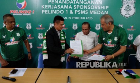 Dirut Pelindo I Dian Rachmawan (kedua kiri) saling bertukar berkas dengan Pembina PSMS Kodrat Shah (kanan) disaksikan Gubernur Sumatera Utara Edy Rahmayadi (kedua kanan) dan Manajer PSMS Mulyadi Simatupang (kiri) pada penandatanganan kerja sama sponsorship Pelindo I, di Medan, Sumatra Utara, beberapa waktu lalu.