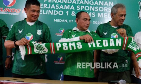 Pembina PSMS Medan Edy Rahmayadi (tengah) 