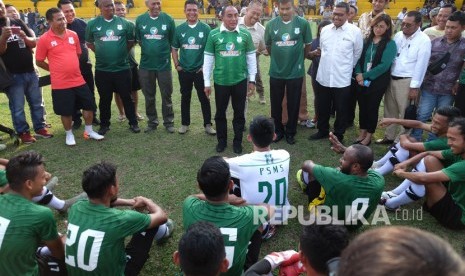 Gubernur Sumatera Utara Edy Rahmayadi (tengah) didampingi Dirut Pelindo I Dian Rachmawan (kelima kiri) dan Pembina PSMS Kodrat Shah (keempat kiri) berbincang dengan pemain PSMS seusai penandatanganan kerja sama sponsorship Pelindo I, di Stadion Kebun Bunga Medan, Sumatera Utara, Kamis (27/2/2020).