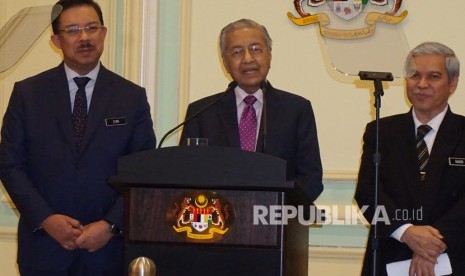 Perdana Menteri interim Malaysia Tun Dr Mahathir Mohamad (tengah) didampingi Kepala Sekretaris Negara Datuk Seri Mohd Zuki Ali (kiri) dan Sekretaris Perbendaharaan Tan Sri Ahmad Badri Zahir (kanan) melakukan jumpa pers di Kantor Perdana Menteri Putrajaya, Malaysia, Kamis (27/2/2020). Sembilan sultan Malaysia dijadwalkan bertemu pada Jumat (28/2). Mereka bertemu untuk menentukan bagaimana pemerintah berikutnya akan dibentuk. Ilustrasi.