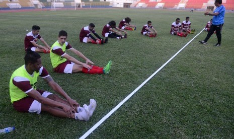 Para pesepak bola Persiraja Banda Aceh menjalani latihan.