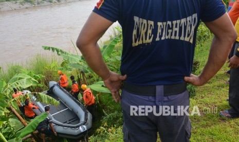 Anggota Basarnas dan BPBD bersiap melakukan pencarian korban perahu penyeberangan terbalik di Sungai Brantas di Dusun Klaci, Desa Brodot, Kecamatan Bandar Kedungmulyo, Jombang, Jawa Timur, Ahad (01/03/2020).