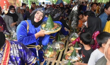 Pengumuman Rekor Muri yang dicatatkan 1.000 Pasukan Bregada yang  membawa tumpeng oleh Desa Condongcatur di Taman Kuliner Condoncatur, Ahad  (1/3). 