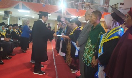 Universitas Muhammadiyah Purwokerto (UMP) menggelar upacara wisuda ke  64 di Auditorium UMP, Sabtu (29/2). Dalam upacara tersebut, sebanyak  633 lulusan dari berbagai jenjang pendidikan di UMP diwisuda.