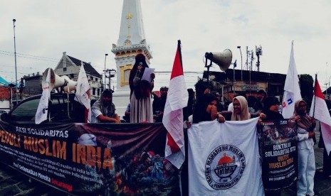 Aksi solidaritas komunitas Muslim di Yogyakarta untuk umat Islam  di India yang dilaksanakan di Tugu Putih Yogyakarta, Ahad (1/3).