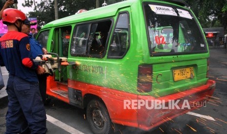 Angkot Bogor yang Sudah Dimusnahkan akan Dihapus Datanya. Petugas Damkar Kota Bogor memotong bagian mobil angkutan kota (angkot) saat proses reduksi atau pengurangan angkot di Plaza Balaikota Bogor, Jawa Barat, Ahad (1/3/2020).