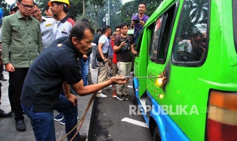 Bogor Realisasikan Program Reduksi Konversi Angkot. Wali Kota Bogor Bima Arya (kiri) melihat proses reduksi atau pengurangan angkutan kota (angkot) di Plaza Balaikota Bogor, Jawa Barat, Minggu (1/3/2020).