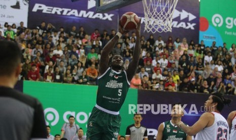 Pebasket Louvre Surabaya Savon Rafriyq Lioyd Goodman (kiri) mencoba memasukkan bola disaksikan pebasket Pelita Jaya Bakrie Valentino Wuwungan (kanan) saat pertandingan seri kelima Indonesian Basketball League (IBL) Pertamax 2020 di Gor Jayabaya, Kota Kediri, Jawa Timur, Ahad (1/3/2020).