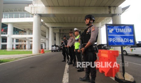 Personel Polri melakukan pengamanan di Bandara Internasional Kertajati, Majalengka, Jawa Barat, Ahad (1/3/2020).