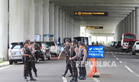 Personel Polri melakukan pengamanan di Bandara Internasional Kertajati, Majalengka, Jawa Barat, Ahad (1/3/2020).