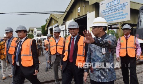 Dirut PT Industri Kereta Api (Inka) Budi Noviantoro (kedua kanan) berbincang dengan Menteri Perkeretaapian Bangladesh MD Nurul Islam Sujan MP (ketiga kanan) saat delegasi perkeretaapian Bangladesh mengunjungi PT Inka di Madiun, Jawa Timur, Ahad (1/3/2020).