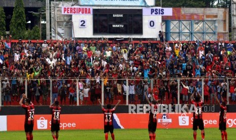 Pemain Persipura saat tampil di Liga 1 2020.