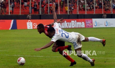 Pemain Persipura Gunansar Mandowen (kiri) berebut bola dengan pemain PSIS Semarang Safrudin Tahar (kanan) pada pertandingan pekan pertama Shopee Liga 1 2020 di Stadion Klabat, Manado, Sulawesi Utara, Ahad (1/3/2020)