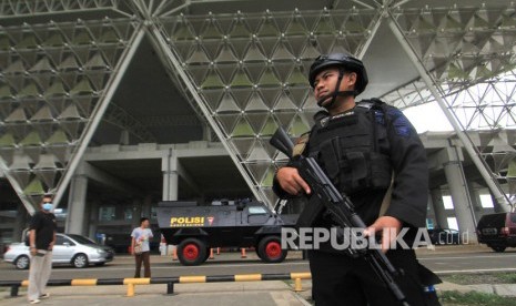 Personel Brimob Polda Jabar melakukan pengamanan di Bandara Kertajati, Majalengka, Jawa Barat, Ahad (1/3/2020). 