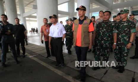 Menko PMK Muhadjir Effendy (keempat kiri) didampingi Kepala BNPB Doni Monardo (tengah) meninjau Bandara Kertajati, Majalengka, Jawa Barat, Ahad (1/3/2020).