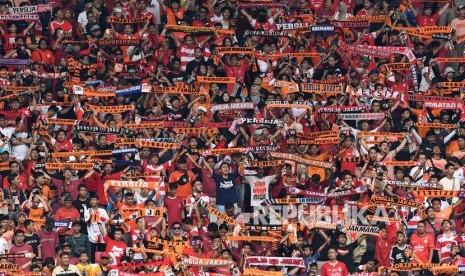 Sejumlah suporter Persija Jakarta membentangkan syal dukungan saat klub idolanya bertanding melawan Borneo FC dalam pekan pertama Shopee Liga 1 2020 di Stadion Utama Gelora Bung Karno (SUGBK), Jakarta, Ahad (1/3/2020).