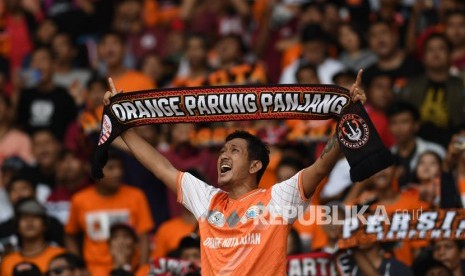 Suporter Persija Jakarta membentangkan syal dukungan saat klub idolanya bertanding melawan Borneo FC dalam pekan pertama Shopee Liga 1 2020 di Stadion Utama Gelora Bung Karno (SUGBK), Jakarta, Ahad (1/3/2020).