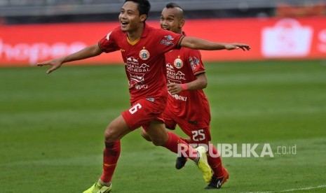 Pemain Persija Jakarta Evan Dimas (kiri) dan Riko Simanjuntak berselebrasi usai menjebol gawang Borneo FC dalam pertandingan pekan pertama Shopee Liga 1 2020 di Stadion Utama Gelora Bung Karno (SUGBK), Jakarta, Ahad (1/3/2020).