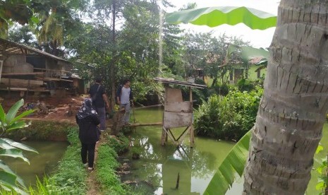 Jamban apung masih ditemukan di Kampung Cirompang, Kelurahan Kademangan, Kecamatan Setu, Kota Tangerang Selatan (Tangsel), Ahad (1/3). 