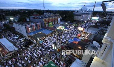 Warga memadati Jalan Sekumpul Martapura untuk mengikuti puncak Haul ke-15 KH Muhammad Zaini Abdul Ghani (Abah Guru Sekumpul) di Martapura, Kabupaten Banjar, Kalimantan Selatan, Ahad (1/3/2020).