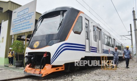 Karyawan berjalan di dekat rangkaian kereta Diesel Multiple Unit (DMU) pesanan Filipina di PT Industri Kereta Api (Inka) Madiun, Jawa Timur, Ahad (1/3/2020).