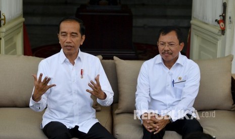 Presiden Joko Widodo (kiri) didampingi Menteri Kesehatan Terawan Agus Putranto menyampaikan konferensi pers terkait virus corona di Istana Merdeka, Jakarta, Senin (2/3/2020).