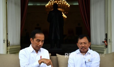 Presiden Joko Widodo (kiri) didampingi Menteri Kesehatan Terawan Agus Putranto menyampaikan konferensi pers terkait virus corona di Istana Merdeka, Jakarta, Senin (2/3/2020), Corona juga mempengaruhi ekonomi Indonesia.