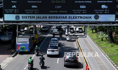 Kendaraan bermotor melintas di bawah alat Sistem Jalan Berbayar Elektronik (ERP) di Jalan Medan Merdeka Barat, Jakarta, Senin (2/3/2020). 