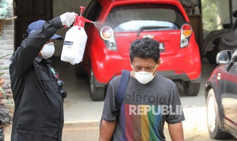 Petugas Dinas Kesehatan melakukan sterilisasi dan evakuasi tukang kebun rumah yang penghuninya terjangkit Virus Corona di Depok, Jawa Barat, Senin (2/3/2020). 