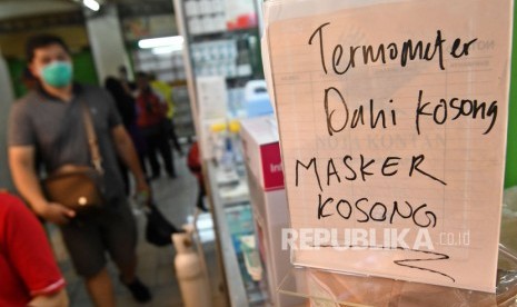 Pengumuman stok masker kosong terpasang di salah satu kios di Pasar Pramuka, Jakarta, Senin (2/3/2020). 