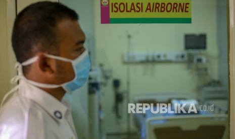 Petugas berjaga di depan ruangan isolasi Covid-19. Ilustrasi