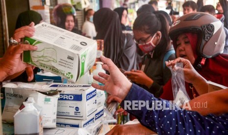 Sejumlah warga membeli masker di pasar proyek Bekasi, Jawa Barat, Senin (2/3/2020).