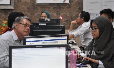 Petugas Pajak melayani wajib pajak untuk mengisi form pelaporan SPT Pajak Tahunan melalui daring di Kantor Wilayah Direktorat Jenderal Pajak (DJP) Sumut I di Medan, Sumatera Utara, Senin (2/3/2020). (Antara/Septianda Perdana)