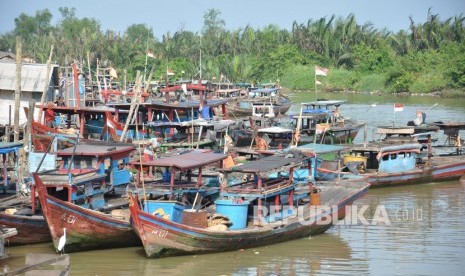 Sejumlah perahu milik nelayan bersandar di muara perairan Belawan Medan, Sumatera Utara, Senin (2/3/2020).