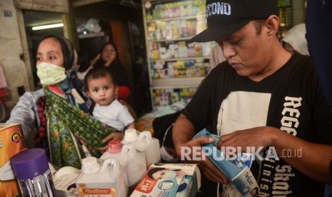 Sejumlah warga membeli masker di pasar proyek Bekasi, Jawa Barat, Senin (2/3/2020).