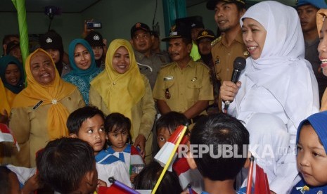 Gubernur Jawa Timur Khofifah Indar Parawansa (kanan) menyapa warga saat melakukan kunjungan kerja di Desa Sidomulyo, Kecamatan Sawahan, Kabupaten Madiun, Jawa Timur, Senin (2/3/2020). 