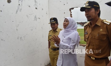 Gubernur Jawa Timur Khofifah Indar Parawansa (tengah)