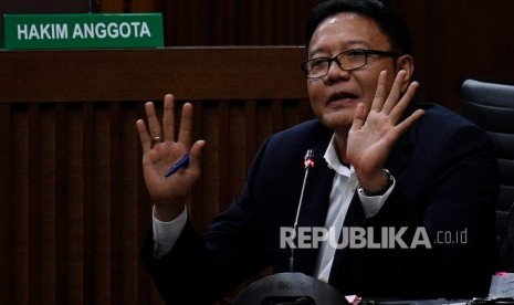 Terdakwa kasus dugaan suap impor bawang putih I Nyoman Dhamantra menyampaikan pertanyaan kepada saksi saat sidang lanjutan di Pengadilan Tipikor, Jakarta, Senin (2/3/2020). 