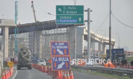 Sejumlah pekerja menyelesaikan pembangunan jalan tol penghubung ruas tol Tanjung Mulia-Helvetia-Binjai di Medan, Sumatera Utara, Senin (2/3/2020).(Antara/Septianda Perdana)