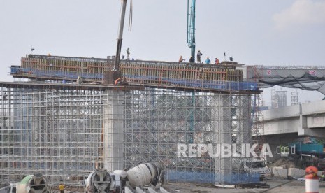 Sejumlah pekerja menyelesaikan pembangunan jalan tol penghubung ruas tol Tanjung Mulia-Helvetia-Binjai di Medan, Sumatera Utara, Senin (2/3). Penyerapan anggaran Kementerian Pekerjaan Umum dan Perumahan Rakyat (PUPR) sudah mencapai tujuh persen. 