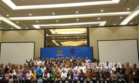 218 Profesor Riset Indonesia berfoto bersama usai acara seminar Kebijakan Pendanaan Riset Nasional yang Implementatif untuk Mewujudkan Daya Saing Bangsa sesuai Nawacita Dann Pembentukan Forum Profesor Riset Nasional, di The Margo Hotel, Depok pada Rabu (8/11).