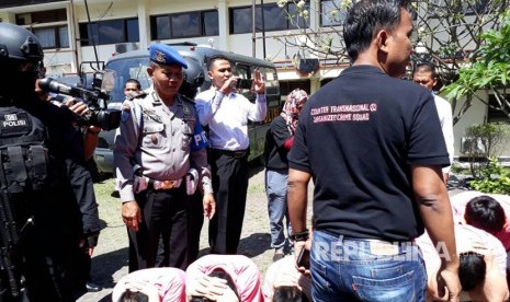 27 WNA Cina yang tertangkap melakukan kejahatan siber di Bali akan diangkut ke Mabes Polri, Senin (31/7) melalui Bandara Internasional I Gusti Ngurah Rai.