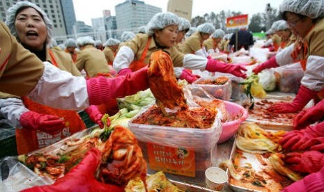 3000 ibu rumah tangga di Seoul, Korsel berkumpul bersama membuat kimchi untuk dibagikan kepada keluarga tak mampu di penjuru kota.