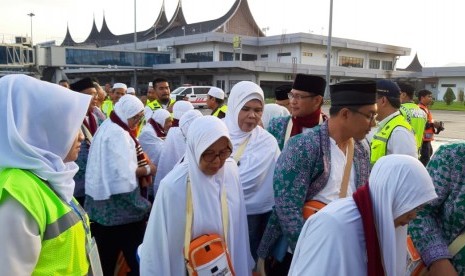 393 jamaah haji dari Embarkasi Padang dalam Kloter I sudah berangkat dari Bandara Internasional Minangkabau (BIM), Ahad (7/7) menuju Bandara International Abdul Aziz Madinah I