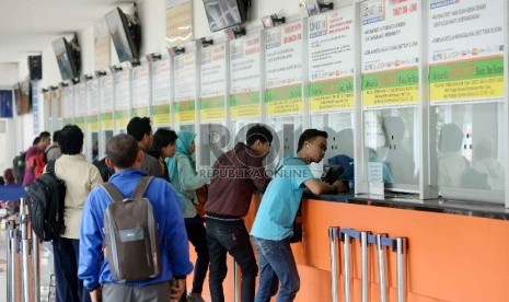 Calon penumpang membeli tiket kereta api di Stasiun Senen, Jakarta, Kamis (26/2).  (Republika/ Yasin Habibi)