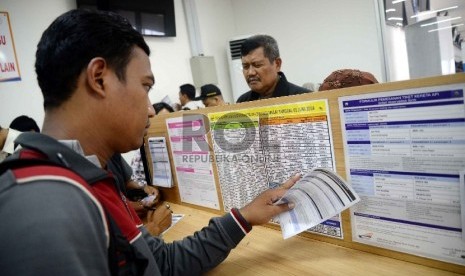 Calon penumpang membeli tiket kereta api di Stasiun Senen, Jakarta, Kamis (26/2).  (Republika/ Yasin Habibi)