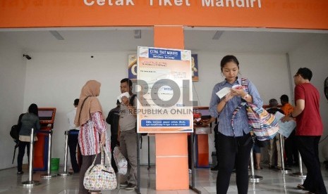 Calon penumpang membeli tiket kereta api di Stasiun Senen, Jakarta, Kamis (26/2).  (Republika/ Yasin Habibi)